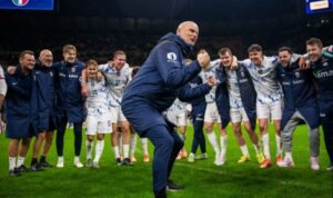 Pelatih Timnas Norwegia Stale Solbakken berselebrasi usai memastikan timnya lolos ke Piala Dunia 2026 setelah menang 4–1 atas Italia di San Siro, Milan, Minggu (16/11/2025).