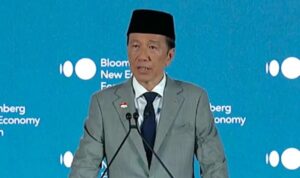 Presiden ke-7 Joko Widodo (Jokowi) menegaskan bahwa lapangan kerja tidak akan hilang di era AI dalam Bloomberg New Economy Forum di Singapura, Jumat (21112025). (Fajarharapan.id)