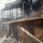 Api diduga berawal dari korsleting listrik pada sebuah tiang di sekitar lokasi kebakaran. Api kemudian merambat cepat, membakar satu rumah dan menyebar ke bangunan lain di sekitarnya. Kawasan RT 03 Kel. Telawang, Banjarmasin. Sabtu (22/11/2025).