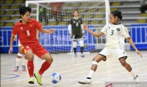 Pemain Timnas Futsal Indonesia Asselah Terecita Lukuaka (kanan) berebut bola dengan pemain Vietnam K'Thua (kiri) pada final Futsal putri SEA Games 2025 di Bangkokthonburi University, Thawi Watthana, Bangkok, Thailand, Kamis (18/12/2025).