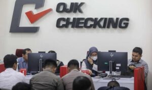 Warga memeriksa Sistem Layanan Informasi Keuangan di konter OJK Checking.
