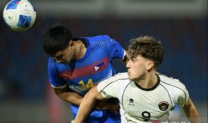 Pesepak bola Timnas Indonesia U-22 Mauro Nils Zijlstra (kanan) berebut bola dengan pesepak bola Timnas Filipina Jaime Rosquillo (kiri) pada pertandingan babak penyisihan Grup C Sepak Bola SEA Games 2025 di The 700th Anniversary of Chiang Mai Stadium, Chiang Mai, Thailand, Senin (8/12/2025).