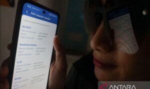 Ilustrasi - Seorang warga bersiap memindahkan sejumlah uang menggunakan layanan BI-Fast di Kabupaten Batang, Jawa Tengah.