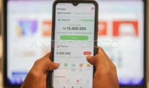 Nasabah mengakses layanan aplikasi penunda pembayaran (paylater).