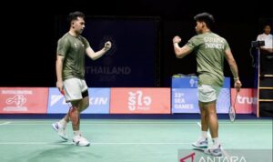 Ganda putra Indonesia Sabar Karyaman Gutama/Moh Reza Pahlevi Isfahani saat menghadapi pasangan Malaysia pada semifinal bulu tangkis SEA Games 2025 di Pathum Thani, Thailand, Sabtu (13/12/2025).