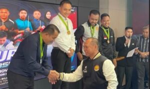 Atlet Biliar POBSI Kalsel Gebby saat menerima penyerahan medali, Minggu(30/12/2025).(Fathul)