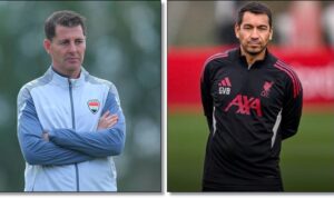 Jesus Casas (Spanyol) dan Giovanni van Bronckhorst (Belanda)