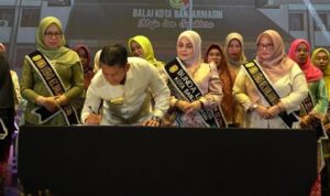 Suasana pengukuhan Katua TP PKK Banjarmasin Hj Neli Listriani Yamin HR sebagai Bunda Literasi, Jumat (12/12/2025).(Foto : Medcentbjm)