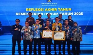 Kanwil Kemenkum Kalsel saat menerima penghargaan Terbaik III Kinerja Kanwil , Kamis (18/12/2025).(Foto : HMS Kanwil Kemenkum Kalsel)