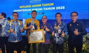 Posbankum Kelurahan Murung Raya saat menerima apresiasi dari Menkum RI, Kamis (18/12/2025).(Foto : Hms Kanwil Kemenkum Kalsel)