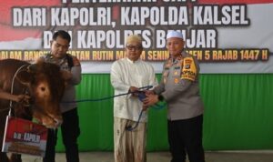 Kapolda Kalsel Irjen Pol Rosyanto Yudha Hermawan SIK SH MH saat menyerahkan sapi dari Kapolri di Sekumpul, Kabupaten Banjar, Senin (22/12/2025).(Foto : Hms Polda Kalsel)