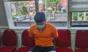 Bripda MS yang ditetapkan sebagai tersangka kasus pembunuhan, Jumat (26/12/2025).(Foto : Kalimantanlive.co./Frans)