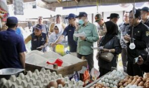 Staf Ahli Gubernur Kalteng Bidang Ekonomi, Keuangan, dan Pembangunan, Yuas Elko, bersama unsur Forkopimda melakukan pemantauan harga di pasar, Selasa (09122025). (foto MMC Kalteng)