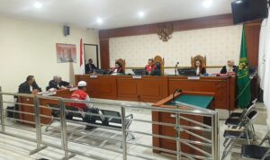 Terdakwa perkara narkoba Roni saat menjalani persidangan di PN banjarmasin, Kamis 4 Desember 2025.(Kalimantanlive.com Frans)