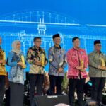 Wali Kota Banjarbaru, Hj. Erna Lisa Halaby, menerima Sutami Award. (Borneotrend)