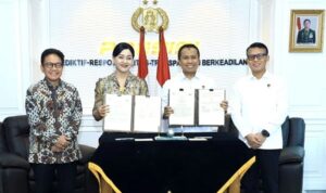 Wakil Ketua DK OJK Mirza Adityaswara menyaksikan penandatanganan PKS antara OJK dan Bareskrim Polri di Jakarta, Rabu (14/1/2026). Foto: ANTARA/HO-OJK