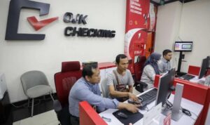 Warga memeriksa Sistem Layanan Informasi Keuangan (SLIK) di konter OJK Checking.