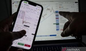 Warga mengamati pergerakan harga mata uang kripto Bitcoin (BTC) di Semarang, Jawa Tengah, Sabtu (13/12/2025)