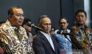 Ketua DK OJK Mahendra Siregar bersama Dirut BEI Imam Rachman dan Kepala Eksekutif OJK Inarno Djajadi menyampaikan keterangan di BEI, Jakarta, Kamis (29/1/2026).