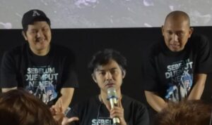 Aktor Dodit Mulyanto (tengah) saat konferensi pers sesuai pemutaran pratayang film "Sebelum Dijemput Nenek" di kawasan Setiabudi, Jakarta Selatan, Rabu (14/1/2026).