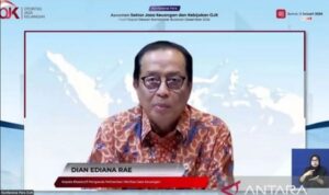Kepala Eksekutif Pengawas Perbankan OJK Dian Ediana Rae memaparkan hasil RDKB Desember 2025 secara daring di Jakarta, Jumat (9/1/2026).
