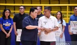 Menpora Erick Thohir (kiri) dan Wakil Gubernur Jawa Barat Erwan Setiawan (kanan) berbincang di sela seremoni peluncuran tim dan jersi musim 2026 klub basket Satria Muda Pertamina Bandung di GOR C-Tra Arena, Bandung, Jawa Barat, Senin (5/1/2026).