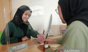 Ilustrasi - Petugas layanan pelanggan (customer service) Bank Perekonomian Rakyat Syariah (BPRS) tengah melayani nasabah.