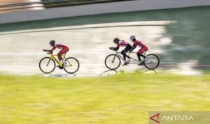 Atlet para balap sepeda NPC Indonesia Tifan Abid Alana dan Vanza Mifthahul Jannah bersama pilot Salsa Bilah Nimatus Zahra saat mengikuti Pelatnas di Velodrome Manahan, Solo, Jawa Tengah, Kamis (25/12/2025).