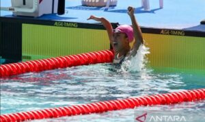 Perenang Indonesia Harsanto Mutiara Cantik melakukan selebrasi usai memecahkan rekor nomor 100 meter gaya dada putri SB9 ASEAN Para Games 2025 di Nakhon Ratchasima, Thailand, Rabu (21/1/2026).