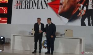 Pelatih kepala baru timnas Indonesia John Herdman (kiri) berpose bersama Ketua Umum PSSI Erick Thohir (kanan) pada jumpa pers di Hotel Mulia, Jakarta, Selasa (13/1/2025).