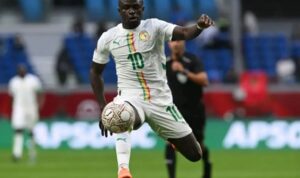 Penyerang tim nasional Senegal Sadio Mane mengendalikan bola pada laga Grup D Piala Afrika 2025 kontra Kongo di Stadion Tangier Grand, Maroko, Sabtu (27/12/2025). Mane mencetak satu gol pada pertandingan yang berakhir dengan skor 1-1 itu. CAF