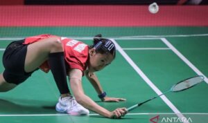 Pebulu tangkis tunggal putri Indonesia Putri Kusuma Wardani mengembalikan kok ke arah Huang Yu-Hsun (Taiwan) pada babak 16 besar Daihatsu Indonesia Masters 2026 di Istora Senayan, Jakarta, Kamis (22/1/2026).