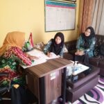 Admin Siap Sporing sedang memvalidasi surat sporadik yang dicetak dari aplikasi Siap Sporing. (foto: DPLH Balangan)