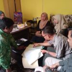 Bidang Pertanahan sedang melakukan verifikasi berkas permohonan SHM tanah aset Pemkab Balangan yang dicetak dari aplikasi Si Besar Sendiri. (foto DPLH Balangan)