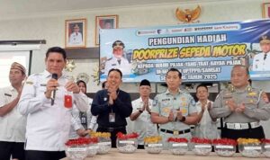 Kepala Badan Pendapatan Daerah Provinsi Kalimantan Tengah bersama Mitra Kerja melakukan pengundian. (MMC Kalteng)