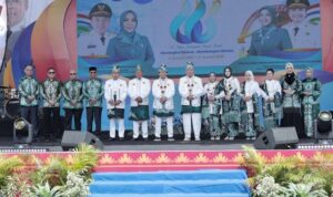 Ketua DPRD Kalsel H. Supian HK (pakai peci) menghadiri puncak Hari Jadi ke-66 Kabupaten Barito Kuala di Marabahan, Minggu (41) pagi. (Foto Humas DPRD Kalsel)
