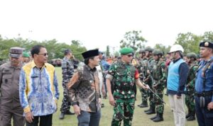 Ketua DPRD Provinsi Kalimantan Selatan H. Supian HK (kiri) menegaskan pentingnya apel gelar pengamanan menjelang kunjungan kerja Presiden RI ke Kalsel. (Foto Humas DPRD Kalsel)