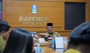 Ketua Komisi II DPRD Kalimantan Selatan Muhammad Yani Helmi berdiskusi dengan Bapenda Jawa Timur, Senin (121) pagi. (Foto Humas DPRD Kalsel)