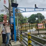 Pemasangan sistem telemetri untuk memantau permukaan air oleh Dinas PUPR Banjarbaru. (Borneotrend)