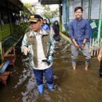 Wali Kota Banjarmasin, HM Yamin HR saat meninjau banjir, Jumat (9/1/2026).(Foto : Medcentbjm)