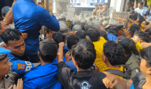 Massa peserta demo saling dorong diengan petugas kepolisian yang sedang mengamankan jalannya demo di DPRD Kalsel di Banjarmasin, Kamis (15/1/2026).(Foto : Kalimantanlive.com/Frans)