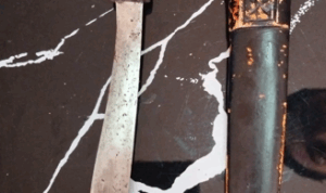 Barang bukti berupa senjata tajam yang digunakan oleh IB (62) untuk menghabisi korbannya Eka (40) di Jalan Trans Kalimantan SUngai Lumbah, Desa Beringin Kecamatan Alalak, Batola, Minggu (18/1/2026) malam.(Foto : Istimewa)