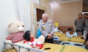 Kapolda Kalsel Irjen Pol Rosyanto Yudha Hermawan SIK SH MH saat menemui kaka beradik Adel (11) dan Jailani (5), Senin (19/1/2026).(Foto : Istimewa)