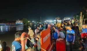 Suasana proses pencarian seorang ABK yang diduga tenggelam di Sungai Alalak, Selasa (20/1/2026).(Foto : Kalimantanlive.com/Frans)