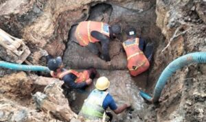 Petugas PAM Bandarmasih sedang melakukan perbaikan pipa beberapa waktu lalu.(Foto : Humas PAM Bandarmasih)