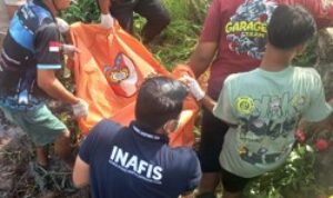 Proses evakuasi mayat yang ditemukan mengapung di aliran sungai di Jalan Trans Kalimantan, tepatnya di Simpang Empat Handil Bakti, Batola, Rabu (21/1/2026) pagi.(Foto : Humas Polres Batola)