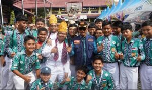 Wali Kota Banjarmasin HM Yamin HR berfoto bersama siswa di SMPN 2 Banjarmasin, Kamis (22/1/2026).(Foto : Medcentbjm)