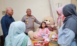 Kapolda Kalsel Irjen Pol Rosyanto Yudha Hermawan SIK SH MH bersama Gubernur Kalsel, H Muhidin saat mengunjungi kakak beradik Felina Delfi dan Jailani di RS Bhayangkara Banjarmasin, Kamis (22/1/2026).(Foto : Humas Polda Kalsel)