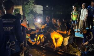 Team Water Rescue Alalak Selatan saat melakukan proses evakuasi santri korban tenggelam di Sungai Berangas Barat, Batola, Kamis (22/1/2026) malam.(Foto : Kalimantanlive.com/Frans)