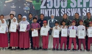 Suasana penyerahan sepatu secara simbolis oleh Korem 101/Antasari, Kamis (29/1/2026).(Foto : Medcentbjm)